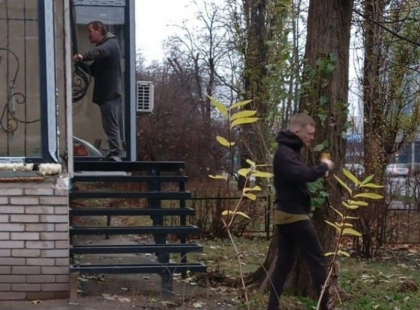 Київ. Солом’янська, 10: незаконні роботи, підтоплення під’їзду і ризик отруєння мешканців