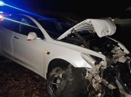 “Заробив — випив — викрав”: на Київщині 19-річний чоловік угнав Tesla і розтрощив її