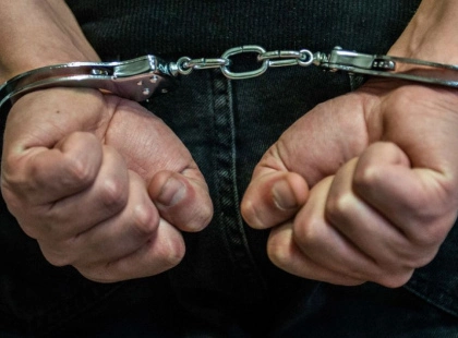 У Києві затримали грабіжника, який під час штовханини витягнув у чоловіка мобілку та гаманець