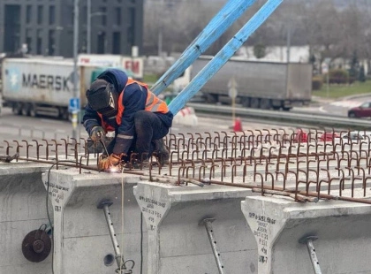 У Києві оновлюють шляхопровід біля «Осокорків»: завершено ключовий етап ремонту