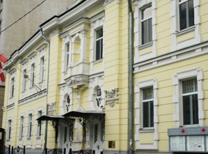 Безоплатні паркомісця для Посольства Канади: у центрі Києва облаштують 12 місць