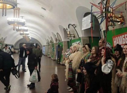 Вертепи у підземці: кияни почали колядувати просто в метро