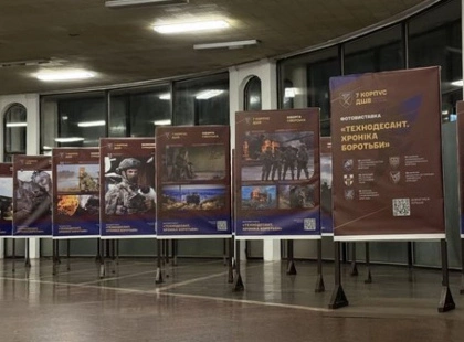 На «Золотих воротах» відкрили фотовиставку до Дня ЗСУ: техніка, фронт і герої-десантники