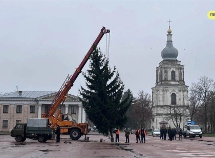 У Переяславі знову сяє головна ялинка: встановили вперше за роки великої війни