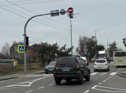 Київ встановив два інклюзивні світлофорні об’єкти: працюють навіть під час блекаутів
