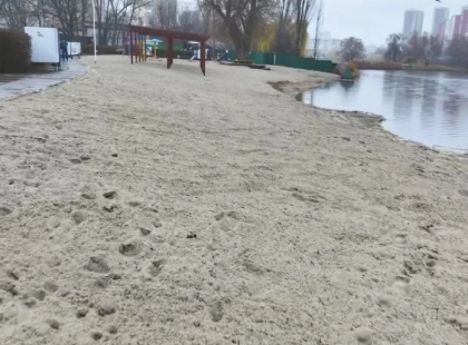 У Києві почали відновлювати пляжі: на «Райдугу» завезли 432 тонни піску