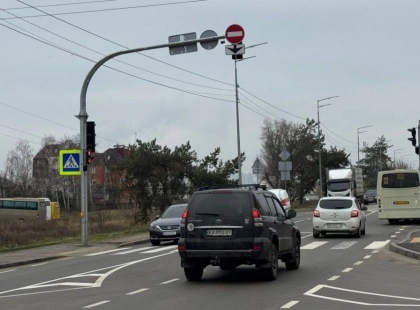 У Києві з’явилися два нові світлофорні об’єкти: безбар’єрні, з резервним живленням і велопереїздом