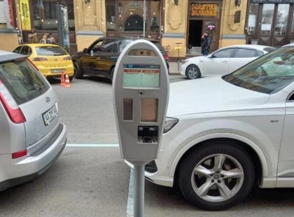 «Золоті ключі» від болардів: біля Бессарабки викрили нелегальну парковку для обраних