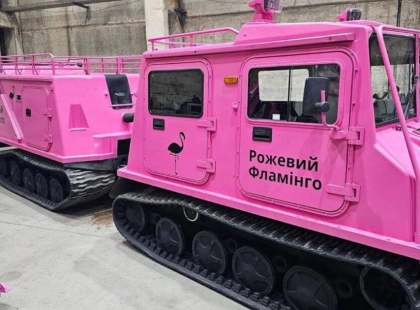 Антарктика чекала на нього: Київська митниця відправила у рейс амфібійний “Рожевий фламінго”