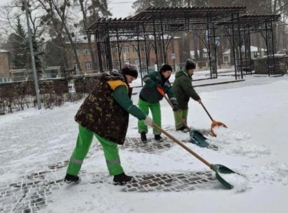 Зима в дії: як Київ прибирає сніг на дорогах, тротуарах і в парках