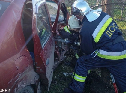 На Київщині зіштовхнулися два авто: пасажирку довелося вирізати з салону