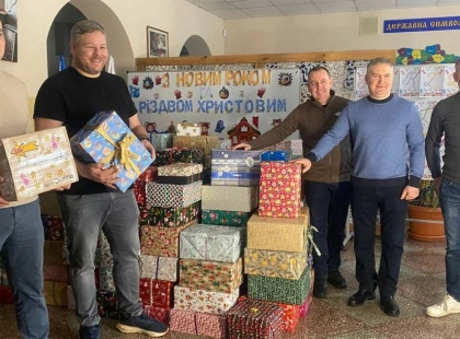 Німецькі школярі передали київським дітям понад 2000 різдвяних подарунків