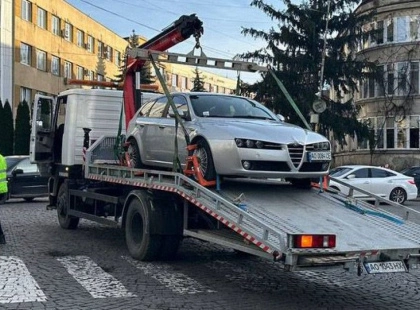 Залишили авто — зупинили трамваї: на Подолі масово евакуювали порушників