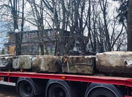 Київ очищують від радянської спадщини: у місті демонтували залишки постаментів