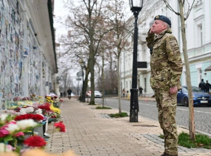 Біля Стіни Пам’яті у Києві: високопосадовець Британії віддав шану полеглим воїнам