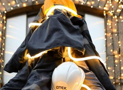 Світло, яке тримається на людях: у Києві встановили особливу різдвяну ялинку