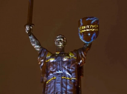 Символ подяки: у столиці вшанували енергетиків світловою інсталяцією