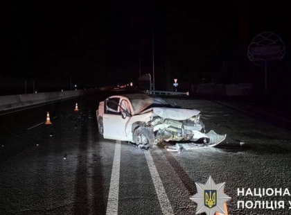 На Обухівщині водій Acura врізався у бетонний відбійник: двоє людей у лікарні
