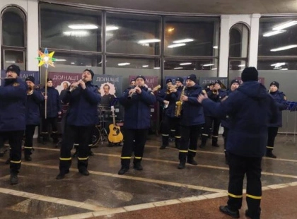 Колядки під склепінням метро: оркестр ДСНС влаштував різдвяний сюрприз на «Золотих воротах»