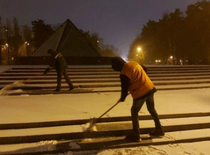 З ночі на вулицях: у Києві працює снігоприбиральна спецтехніка