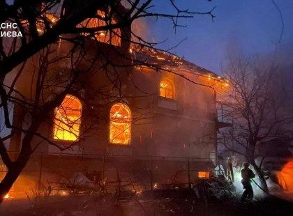 У Києві в Дарницькому районі горять багатоповерхівка та приватні будинки: що відомо