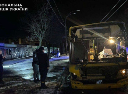 Гучний вибух на Виноградарі: у Києві пошкоджено автобус, без жертв