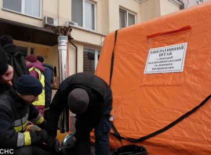 Київ у рятувальному режимі: ДСНС ліквідовує наслідки атаки в трьох районах