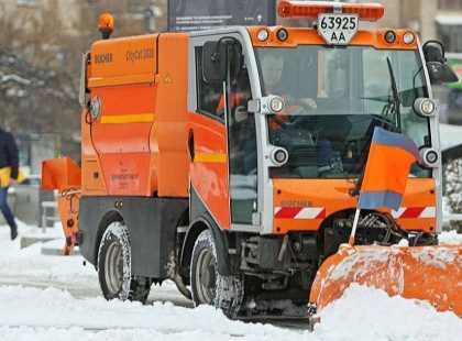Попри відключення світла: у Києві цілодобово розчищають вулиці