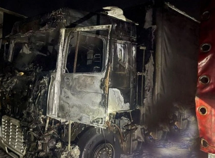 Вогонь поруч з автівками: пожежа у Боярці ледь не перекинулася далі