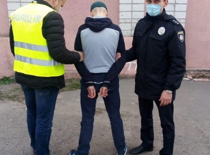 У Білій Церкві п’яний чоловік пограбував жінку: грабіжника затримали перехожі