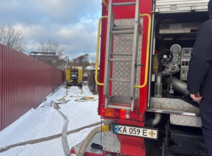 Пожежа у Києві на Стеценка: рятувальники гасили вогонь без гідранта