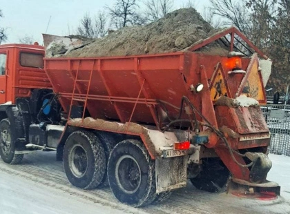 Зима бере своє: на Київщині активізували обробку доріг через мороз і сніг