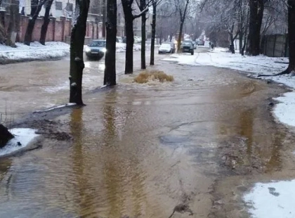 Прорив водопроводу в Києві: біля метро «Деміївська» вода заливає дорогу