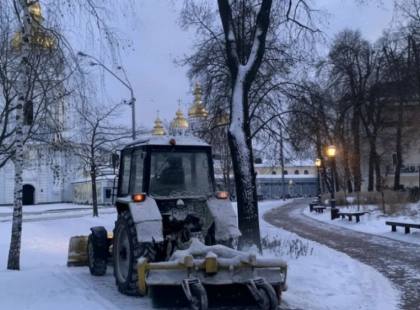 Київ очищає вулиці від снігу: працюють сотні комунальників і спецтехніка