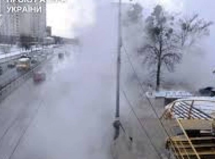 Без огорожі й знаків: у Києві затримали відповідального за аварію з окропом