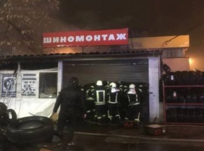 У Дніпровському районі Києва згорів шиномонтаж через пожежу