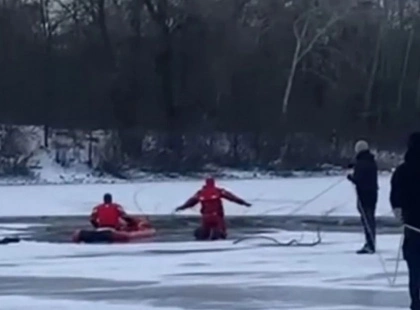Небезпечний лід на Дніпрі: водолази врятували хлопця і дівчину