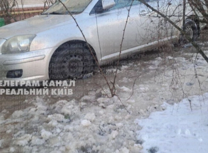 Харківське шосе у Києві перетворилося на річку: автівки їдуть майже під водою