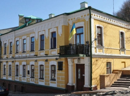 Київ відзначає 135 років Булгакова: музей на Андріївському узвозі презентував проєкт «День за днем»