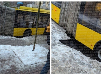 У центрі Києва тролейбус провалився в яму: рух транспорту зупинили