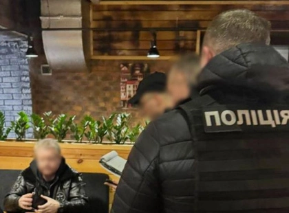 У Києві викрили шахрая, який видавав себе за «посередника» ДБР і вимагав $100 тисяч