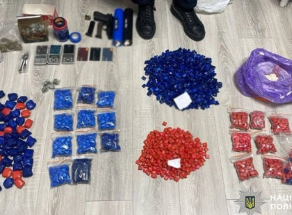Понад 1,2 кг психотропів: у Києві зупинили автомобіль із наркодилерами