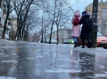 Ожеледиця паралізувала тротуари Києва: за добу до травмпунктів звернулися 322 людини