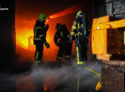 Загроза вибуху минула: ДСНС ліквідувала пожежу на складі з хімікатами під Києвом