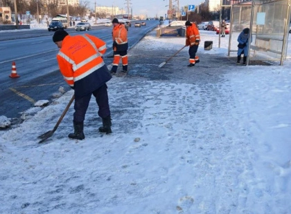 Київ розчищають від снігу цілодобово: задіяно сотні машин і понад дві тисячі людей