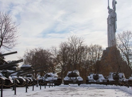 «Крізь морок. Світло памʼяті»: у Києві відкрили виставку про війну на Харківщині