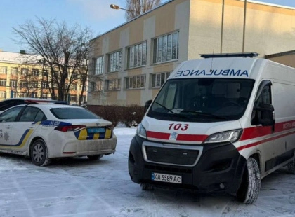 Напад у навчальному закладі Києва: учень поранив двох людей, працює поліція