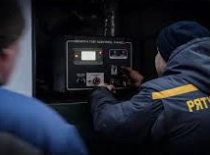 Більше світла в будинках киян: мобільні бригади ДСНС підключають київські висотки до генераторів