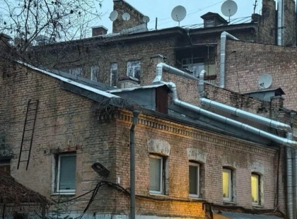 Культовий дворик з воронами під захистом: мер підтримав петицію за збереження будинку на Рейтарській