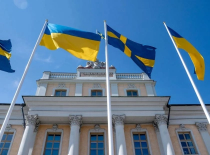 Дипломатія в куртках та чай на робочому місці: посольство Швеції разом із киянами долає крижаний полон